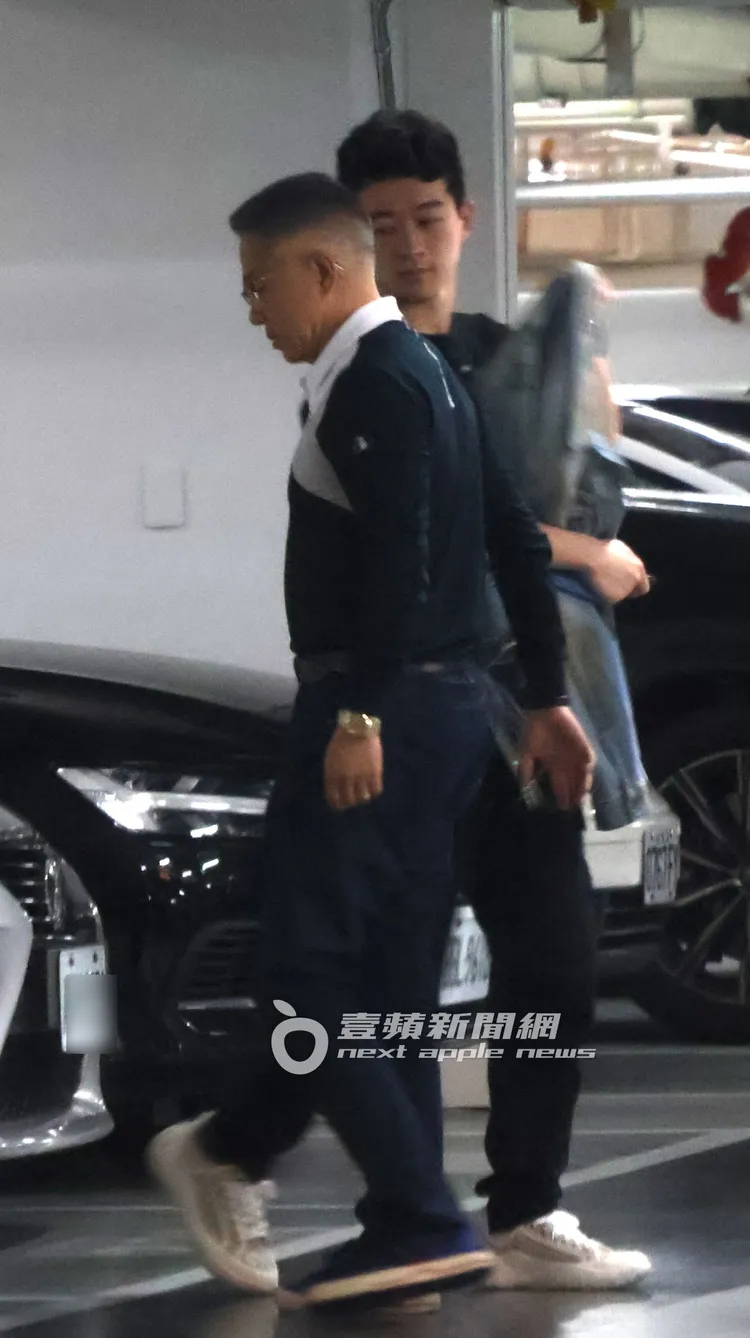 Sam上前再次檢查車是否停妥。特勤中心攝