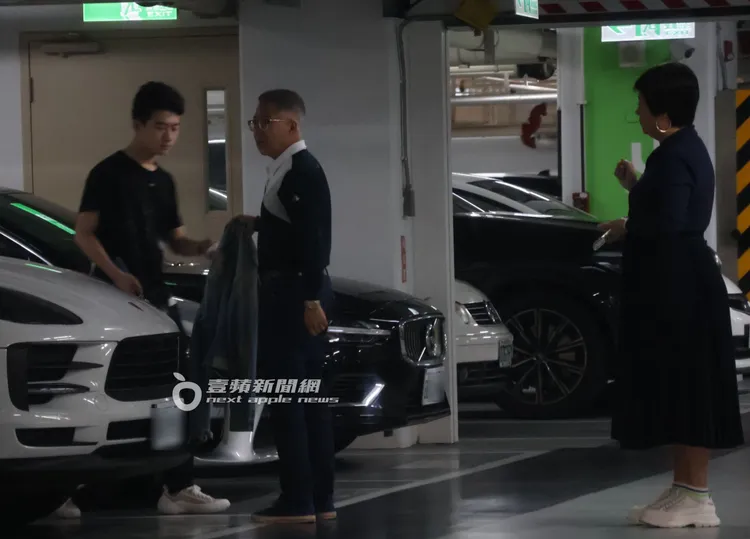 20歲的貝克宇（左）駕輕就熟開著保時捷，倒車停車一次OK。特勤中心攝