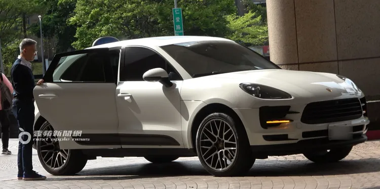 Sam坐上保時捷後座。特勤中心攝