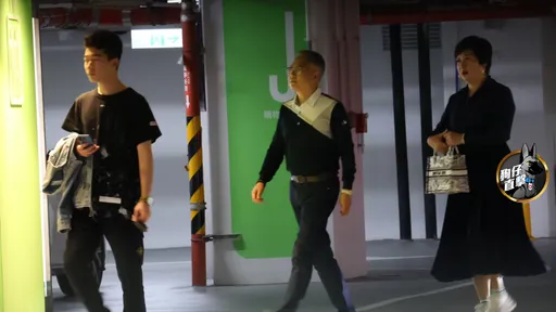 狗仔直擊|崔佩儀終結16個月偽單身!全家團聚嗑高檔料理 20歲兒貝克宇駕保時捷孝親