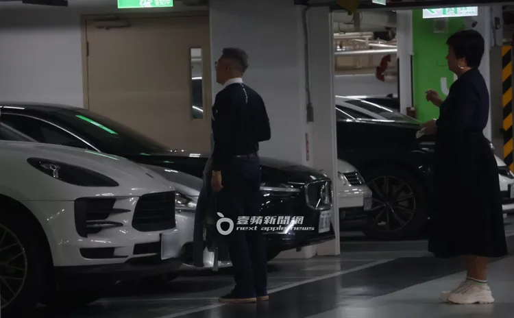 Sam和崔佩儀（右）關心兒子貝克宇停車狀況。特勤中心攝