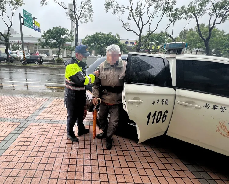 警方將老翁帶回派出所。龍潭警分局提供
