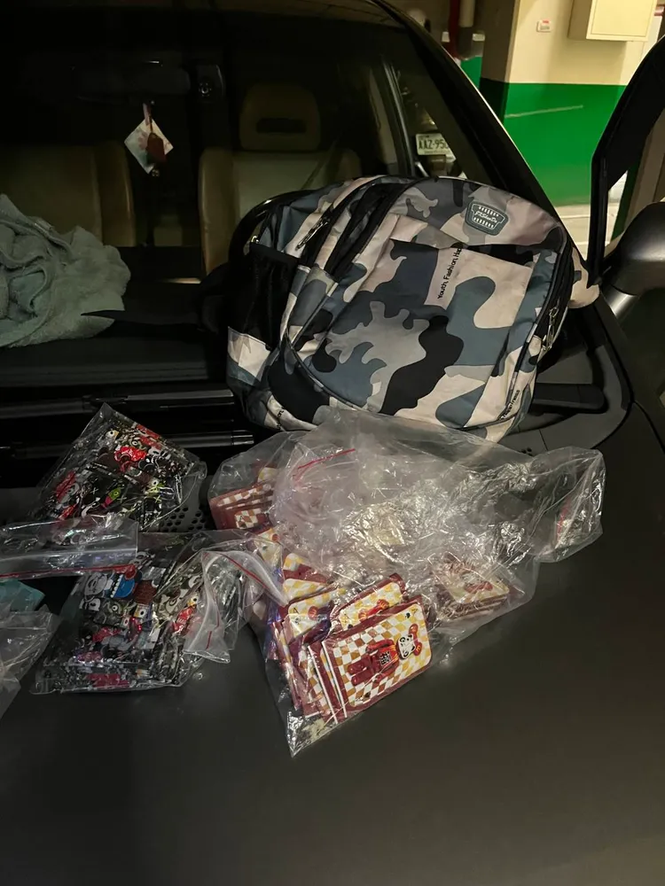 謝男車上後背包內藏有上百包的毒咖啡包。翻攝畫面