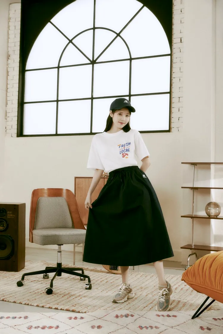 New Balance亞太區形象大使IU拍攝進形象照，演繹9060鞋款融會復古與現代潮流元素所展現的Y2K風格樣貌。品牌提供