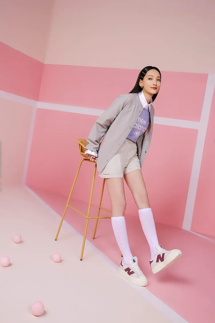 林映唯另搭穿CT302運動鞋，厚底設計的網球鞋型風格簡約俐落，百搭日常各種風格造型。品牌提供