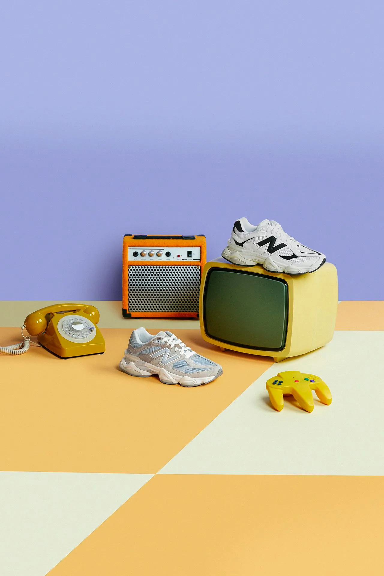 9060鑽石大底復古老爹鞋，鞋面運用拼接復古質感的麂皮和透氣網布設計，展現2000年代流行風格元素，各4680元。品牌提供