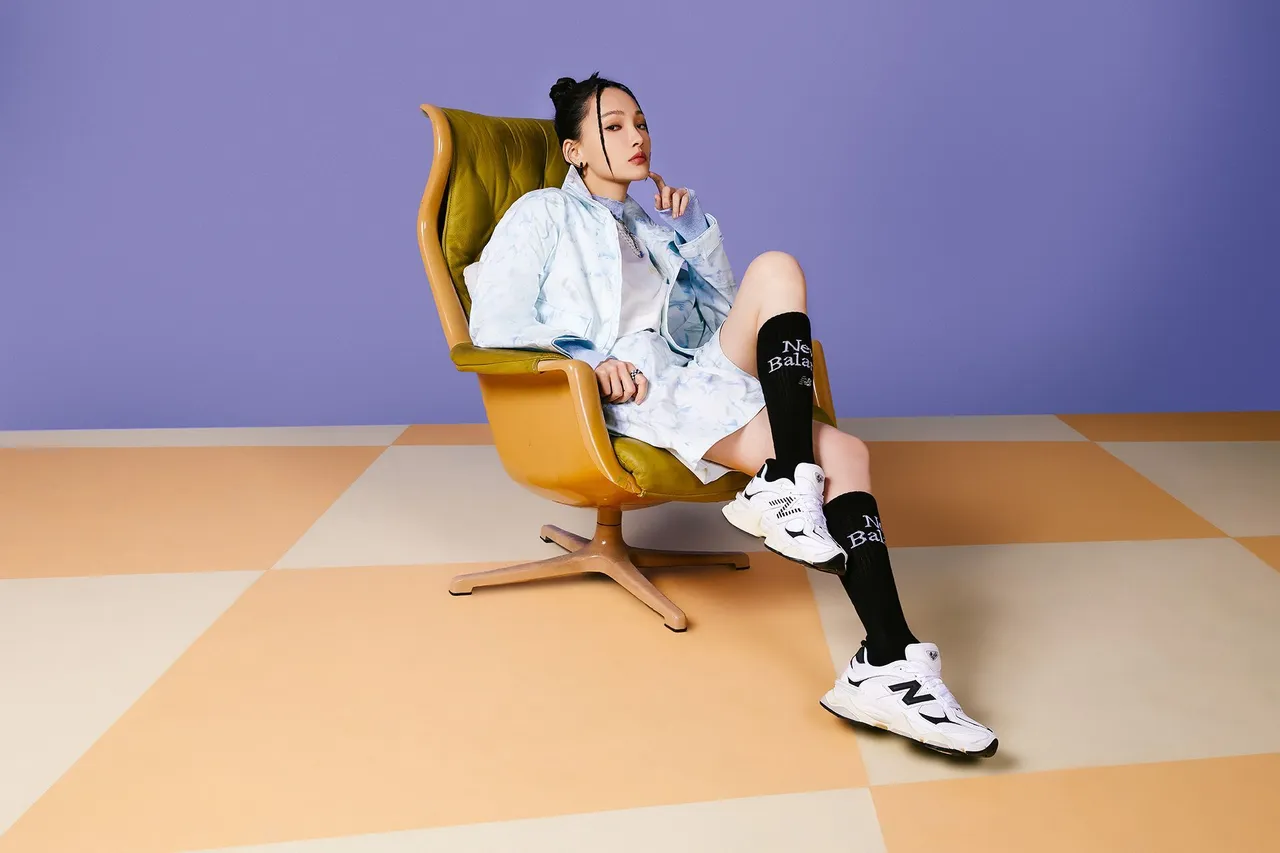 林映唯展演9060鞋款，她表示「一直想讓大家看見不一樣的我，像是9060那樣充滿實驗未知，不被定義」。品牌提供