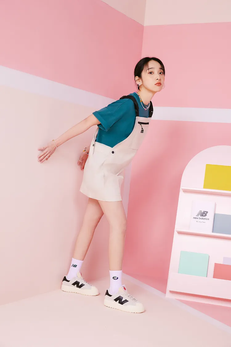 李沐換搭時髦厚底設計的CT302鞋款，呈現復古不失俐落的摩登優雅風格。品牌提供