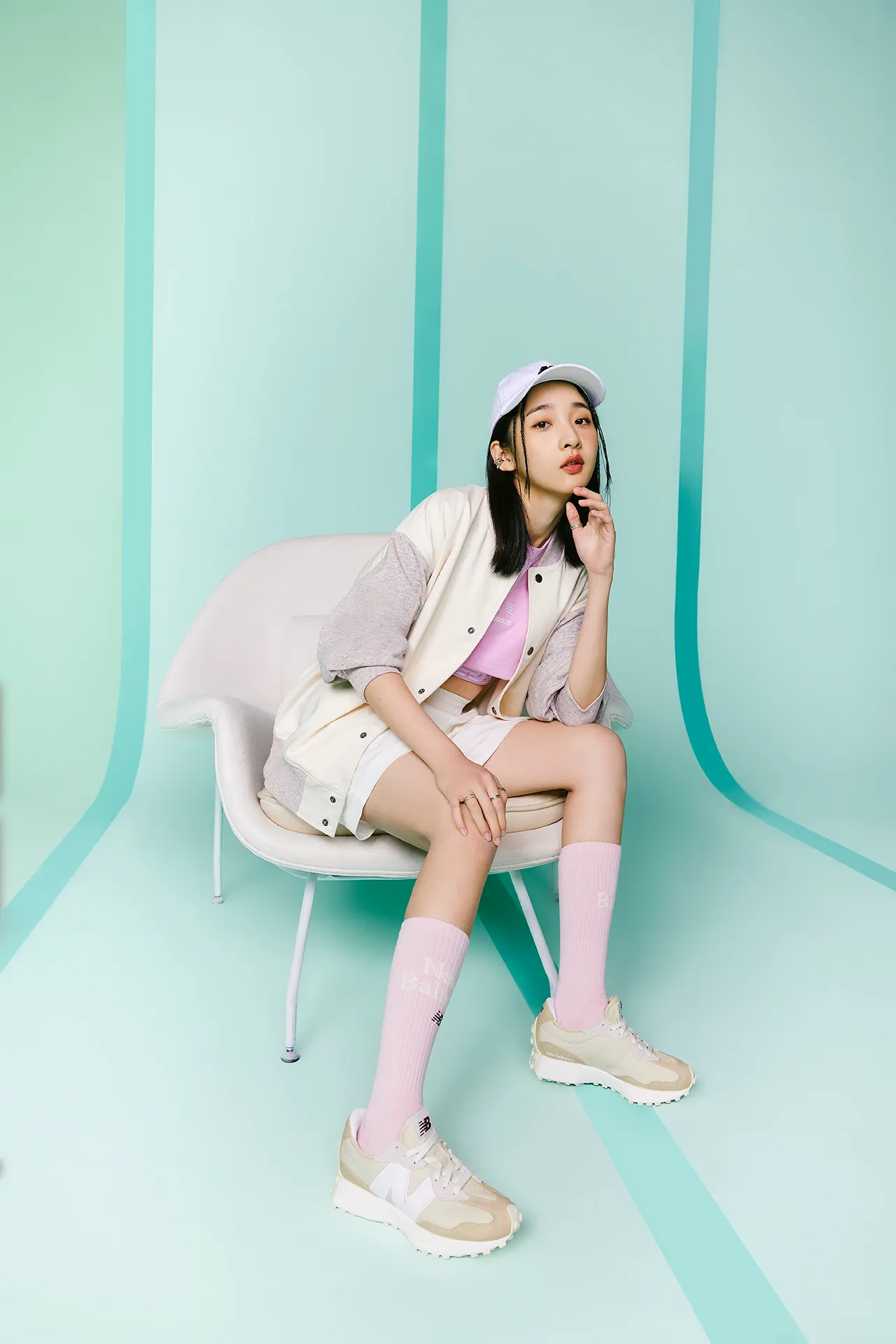 李沐詮釋New Balance「選擇，#一切由我」形象特輯，以休閒兼具俏皮魅的短褲裝扮穿搭327鞋款，果斷踏上追夢之路。品牌提供