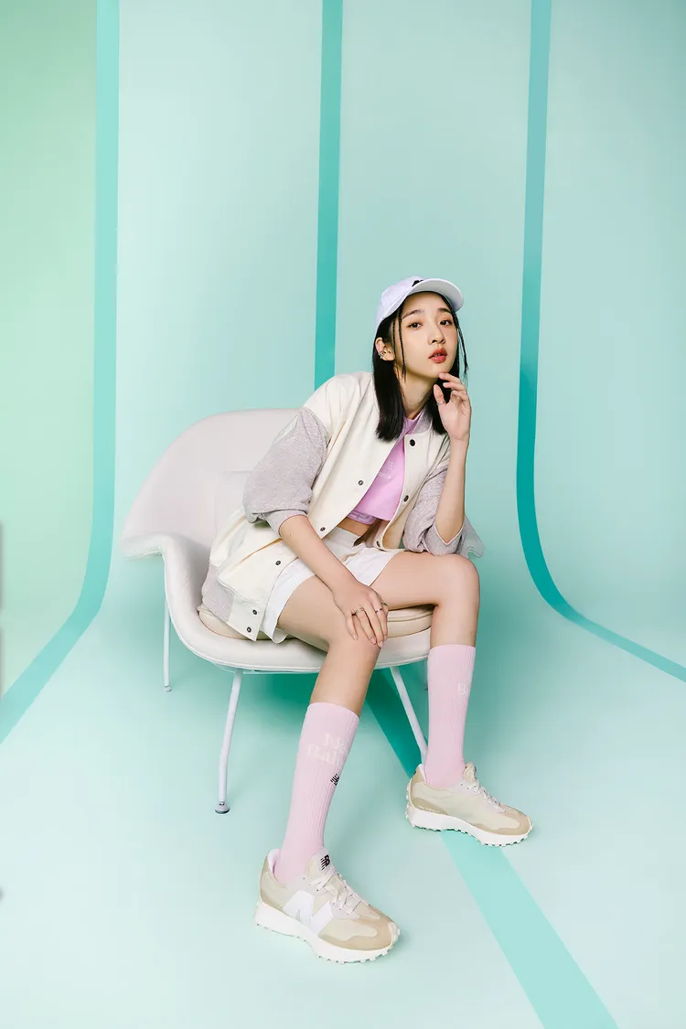 李沐詮釋New Balance「選擇，#一切由我」形象特輯，以休閒兼具俏皮魅的短褲裝扮穿搭327鞋款，果斷踏上追夢之路。品牌提供