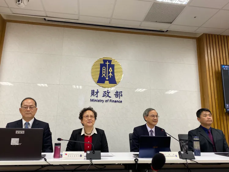 財政部今天說明ATM領6000方式。林巧雁攝
