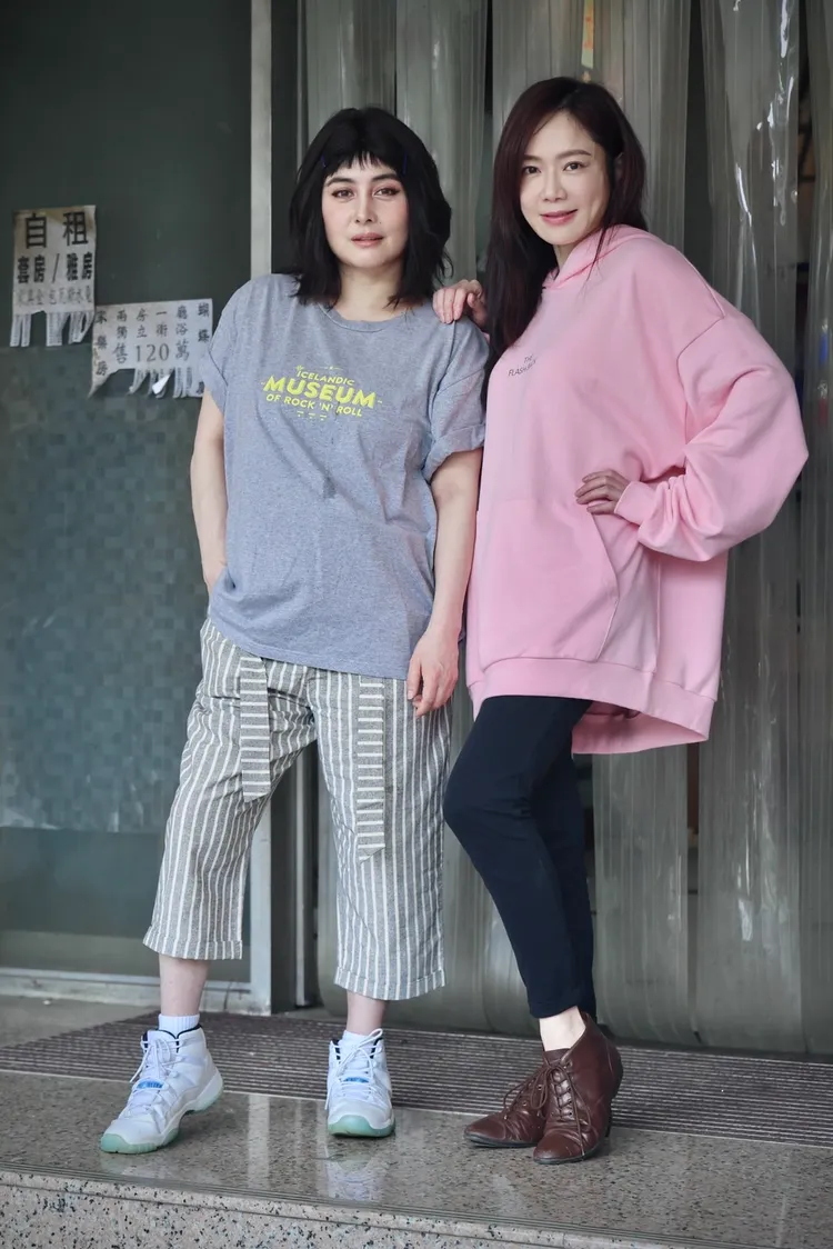 何超儀（左）、尹馨一起拍攝《蝴蝶大廈》。林林攝