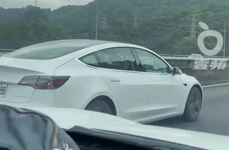 該車行駛在國道五號內側車道。翻攝自臉書「爆料公社」