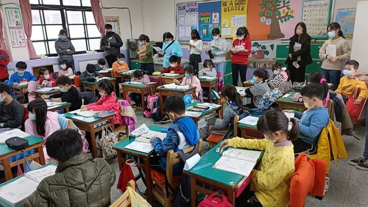 民富國小定期辦理全市公開觀課，打開教室對話討論。新竹市府提供