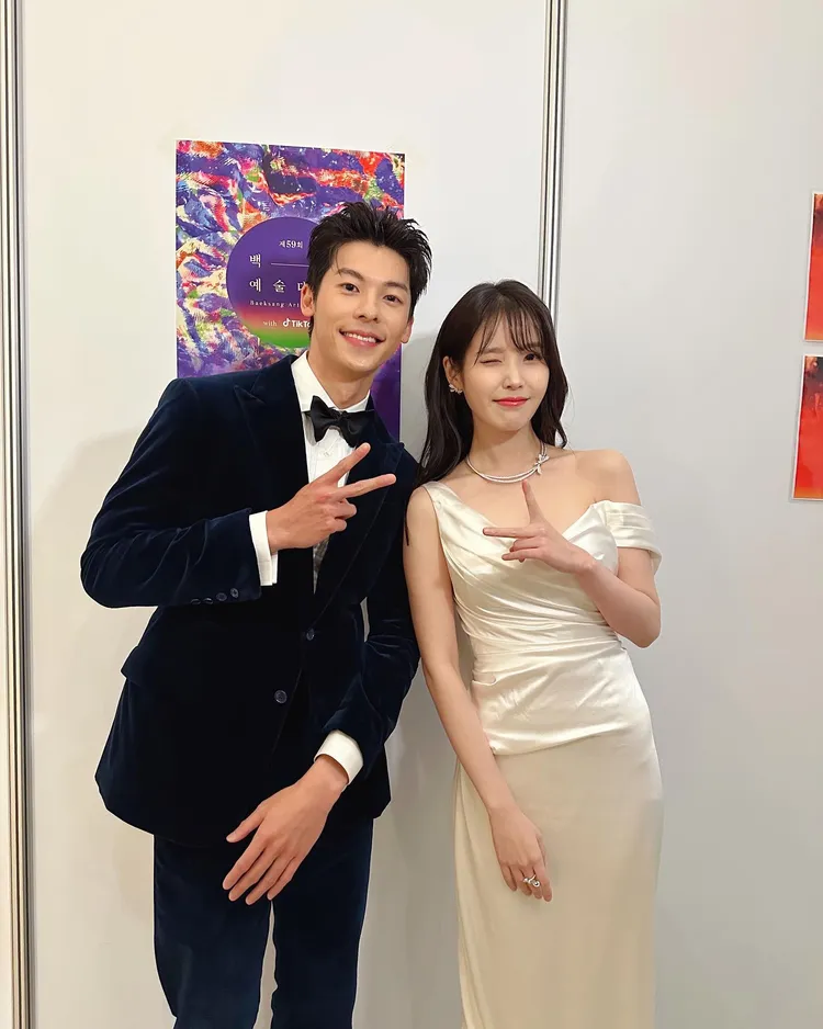 許光漢（左）之前受訪提到想跟IU合作，昨天百想藝術大賞終於追星成功。翻攝許光漢IG