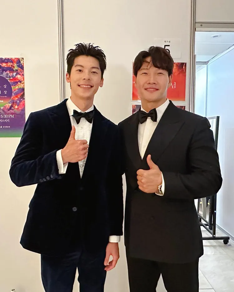 許光漢（左）與金鍾國合影。翻攝許光漢IG