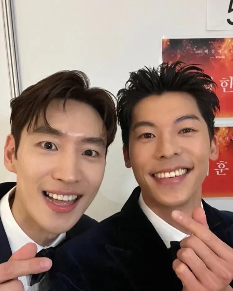 許光漢（右）發文感謝李帝勳，卻把稱謂講成歐巴，被粉絲糾錯。翻攝許光漢IG