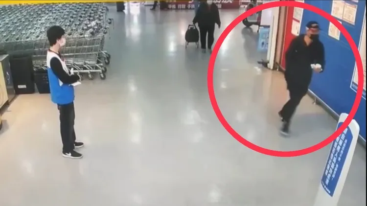 盧姓男子見警到場拔腿就跑，賣場員工向追捕的警員指示盧男逃逸方向。新店警分局提供