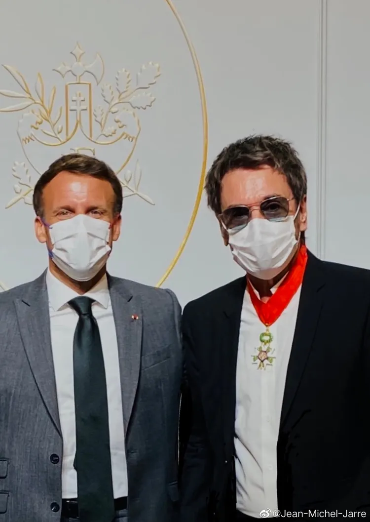 讓-米歇爾·雅爾（右）2年前獲馬克宏頒發騎士勳章。翻攝Jean-Michel Jarre微博