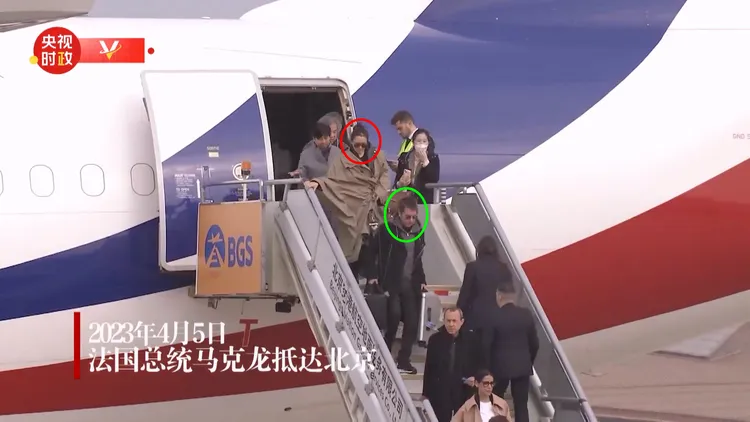 鞏俐（紅圈處）和讓-米歇爾·雅爾（綠圈處）一同搭乘法國總統馬克宏的專機。翻攝央視新聞
