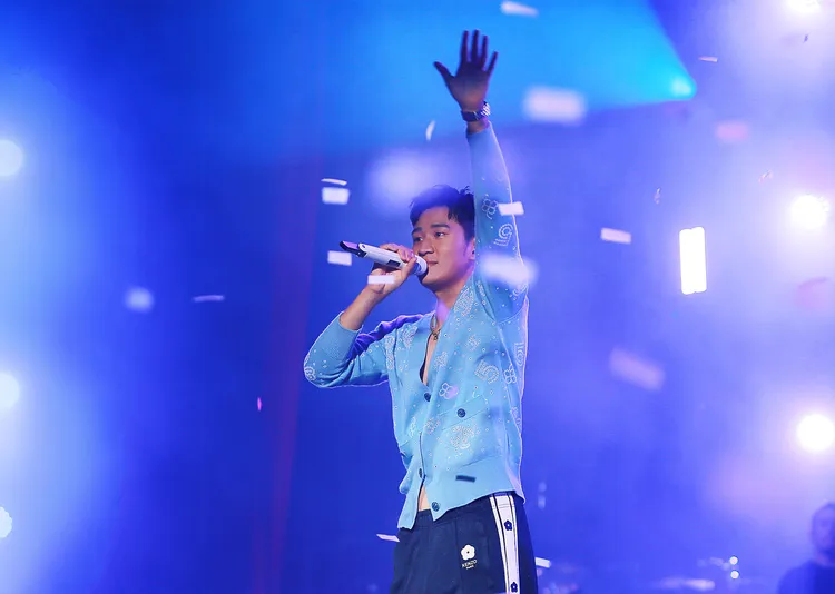 周興哲工作滿檔，飛得比空少還勤。星空飛騰提供