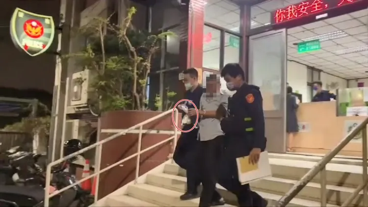 廖男被警酒測（左）與遭移送（右）時，都緊緊拎著這包大腸包小腸。讀者提供