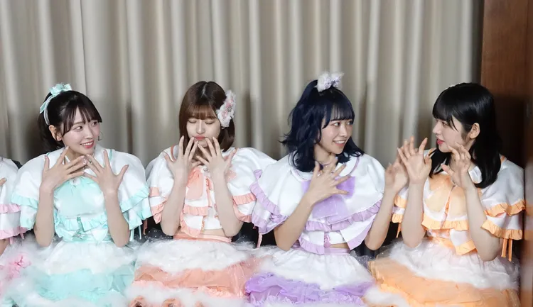 櫻井優衣(左起)、月足天音、仲川瑠夏、鎮西壽壽歌教大家拍照可愛的手勢。鄭孟晃攝