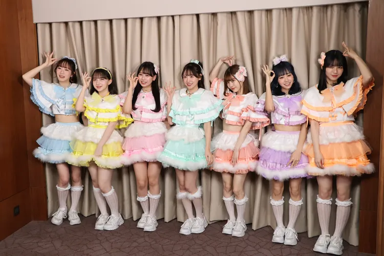 「FRUITS ZIPPER」由真中Mana(左起)、早瀨 Noel、松本 Karen、櫻井優衣、月足天音、仲川瑠夏、鎮西壽壽歌。鄭孟晃攝