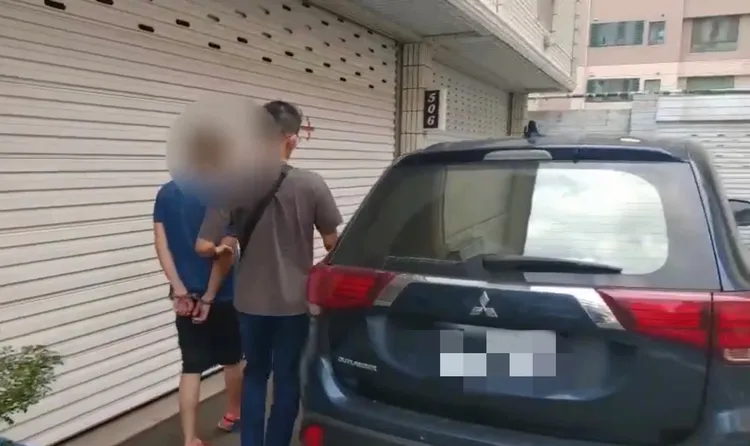 洪男於命案發生後竟又跑到桃園摩鐵繼續吸毒，警方現場起獲毒品並帶回偵訊。翻攝畫面