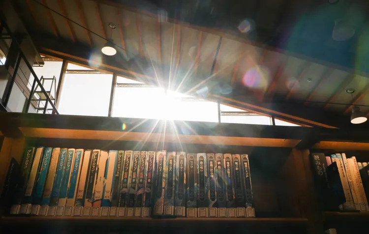 圖書館採用大量自然採光。賴昀岫攝