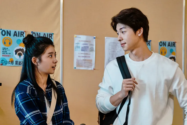 許光漢（右）和女主角何藍逗。華映娛樂提供