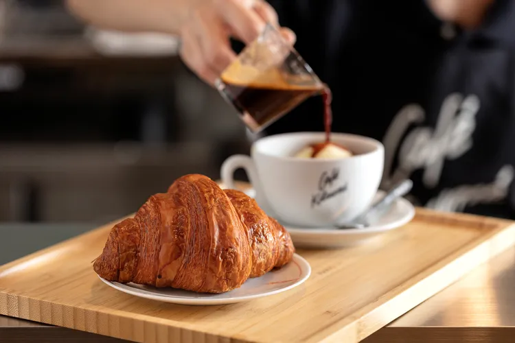 Café Kitsuné中除提供多款法式咖啡店中常見的飲品外，亦融合在地食材推出甘蔗汁及甘蔗氣泡飲等獨家商品。品牌提供