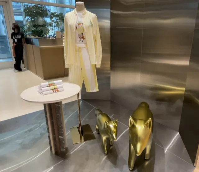 擺在店中的立體小狐狸藝術裝置，漆上了台北店專屬的金色外衣。陳張眾攝