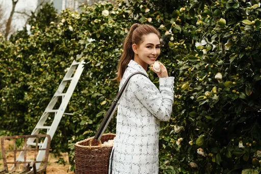 昆凌體驗山茶花開時 造訪香奈兒戈雅克農場留倩影