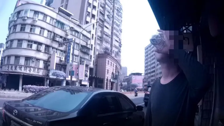 警方讓阮男喝水後再進行酒測。中和警分局提供
