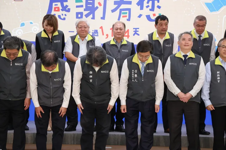 防疫團隊成員向民眾鞠躬。鄭孟晃攝