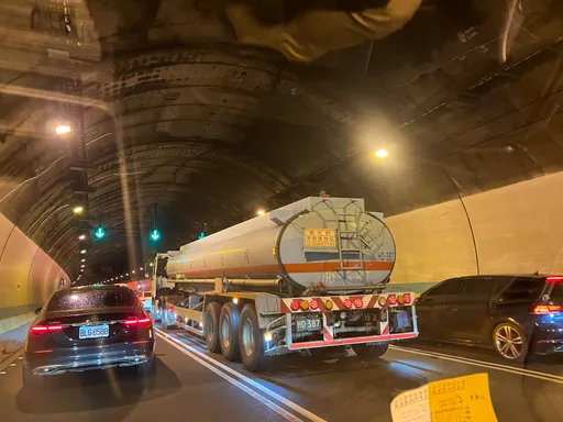 連假首日一早就塞!國五雪隧南下已龜速 國道還有這段也紫爆