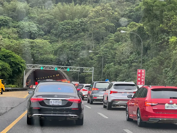 用路人清晨就在國3木柵隧道前塞車走走停停。民眾提供