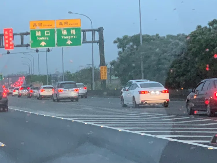 一早天剛亮，國道一號南下的桃園路段就已經是滿滿車潮。民眾提供