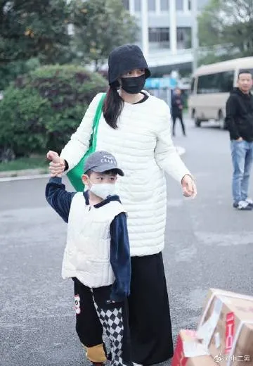 秋瓷炫與兒子穿黑白配色的母子裝。