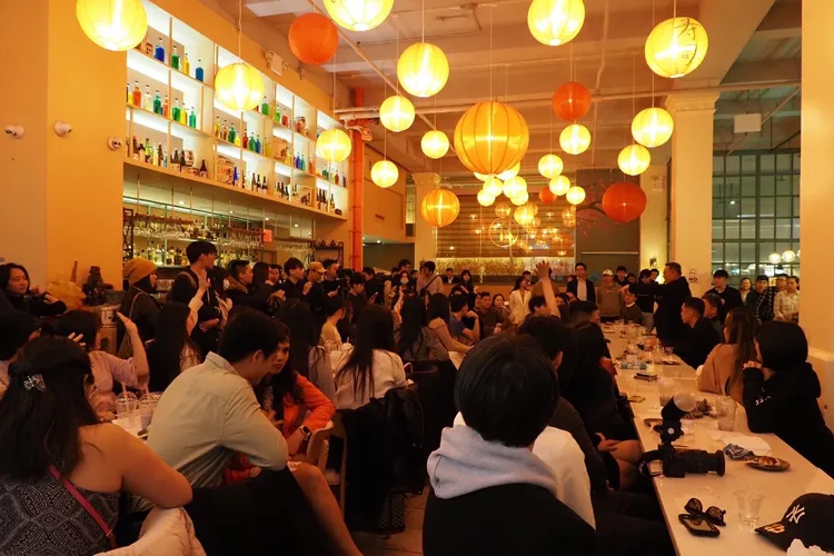 柯文哲與青年對談，參與人員也熱情提問。民眾黨提供