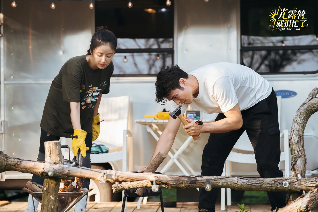 林心如(左)與鳳小岳砍柴生火。TVBS提供