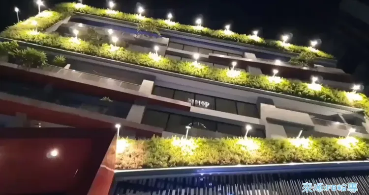 位於台中市西屯區，水雲端旗鑑概念旅館，擁有高質感兒童遊戲室和滑水道及KTV。FB粉專:東蛙池塘 DongWa 提供
