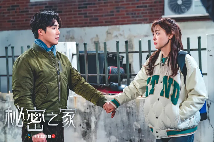 徐河俊（左）劇中被李令恩與姜星爭相喜歡。緯來戲劇台提供