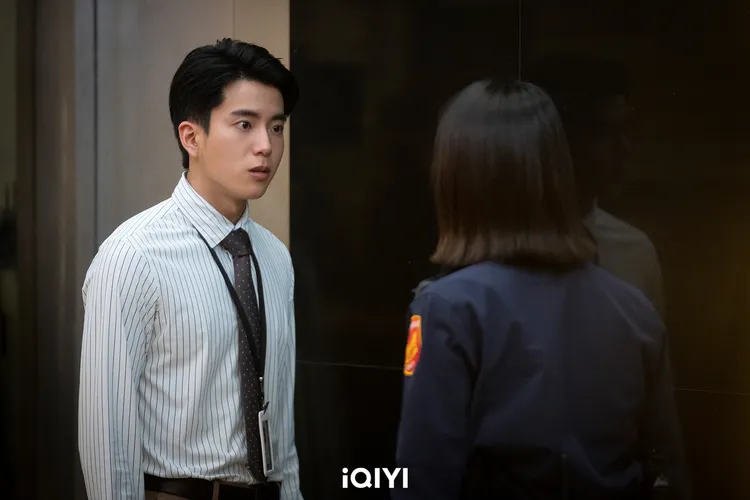 查農（左）《不良執念清除師》激烈對手戲曝光 ，推翻水杯潑宋芸樺全身濕，怒罵：好笑嗎？愛奇藝國際站提供