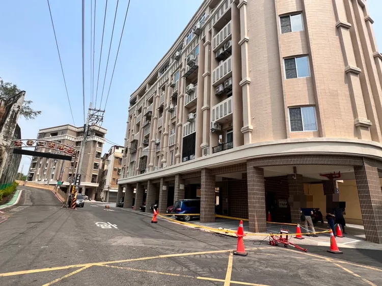 高雄小港區今早發生板模工墜樓身亡的工安意外。讀者提供