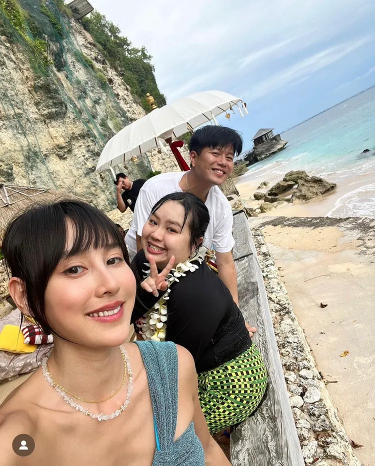 房思瑜（左起）和大文、李易到峇里島出外景。翻攝房思瑜IG