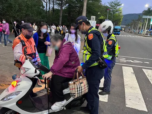 74歲資深五迷搶到搖滾區!跟女兒追星腳力不支 警察載她到入口處