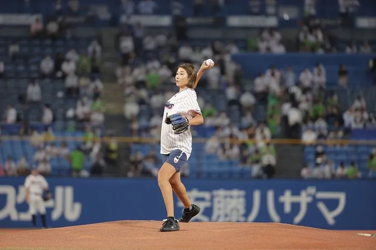 狩野舞子去年受邀為日本職棒開球，被網友說投球姿勢很像大谷翔平。翻攝kanochan715 IG