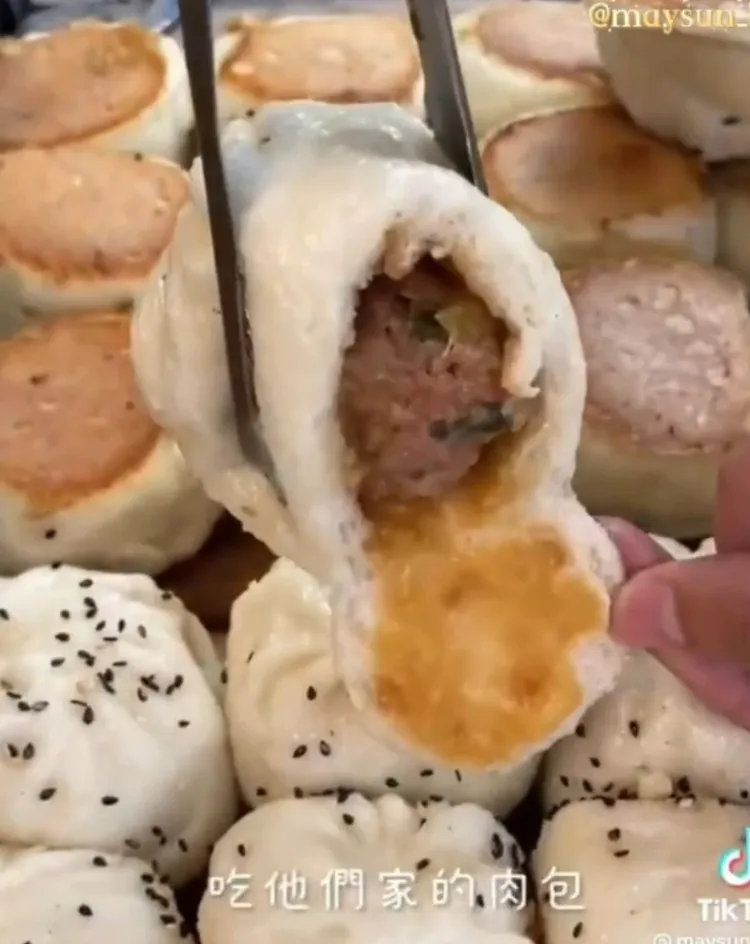 宅配手工肉包採半蒸半煎。TikTok@maysun_boy 提供